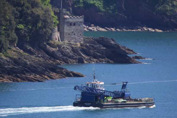 19 May 2020 - 13-08-20 
Passing Kingswear Castle. And counted out.
---------------------
Crane work barge Walcon Wizard of Southampton